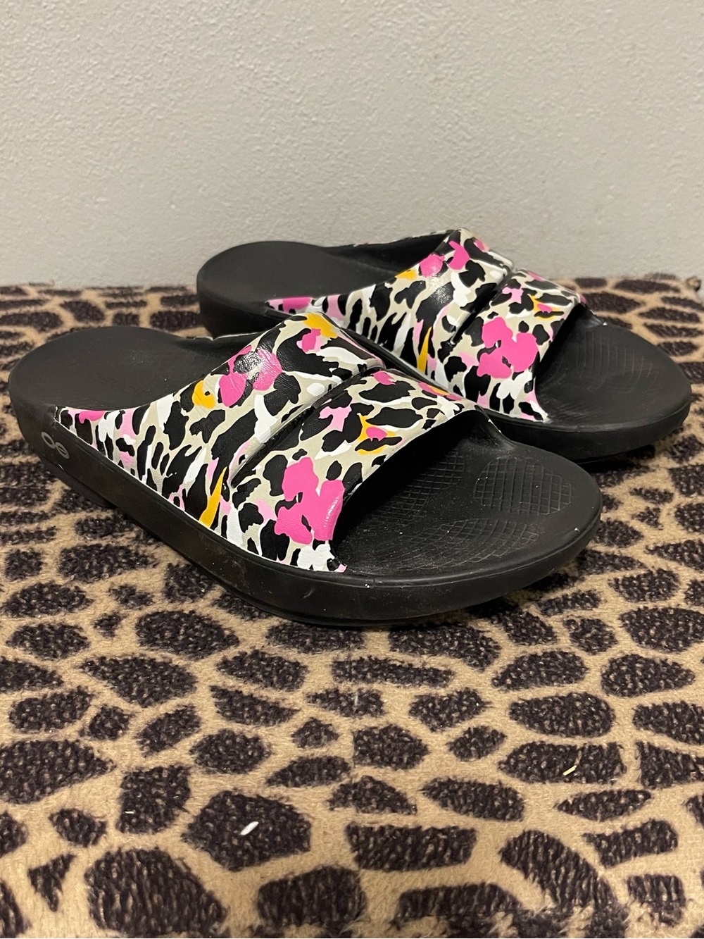 Oofos Ooahh Slip On Recovery Slide Sandals Black Animal Print Womens 7